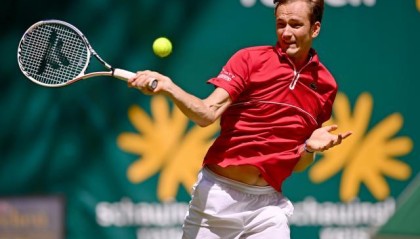 九游体育网站-梅德维德夫夺草地首冠 从“草地天残”化身温网热门